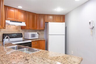 10257 NW 9th St Cir in Miami, FL - Building Photo - Building Photo