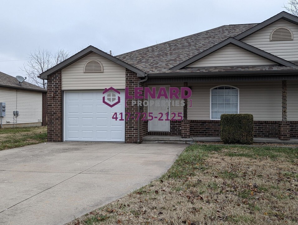 2150 S Pike Ave in Bolivar, MO - Building Photo