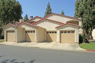 Golden Oak Apartments in Visalia, CA - Foto de edificio - Building Photo