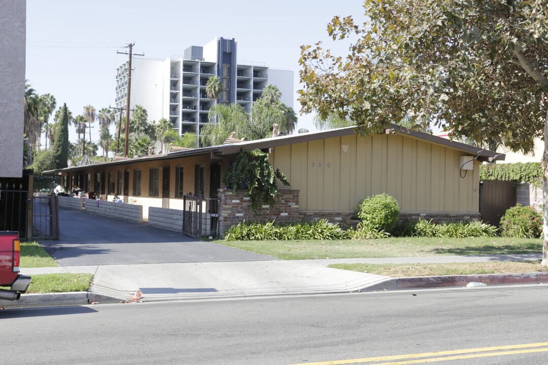 206 S Lyon St in Santa Ana, CA - Building Photo