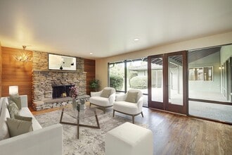 1615 85th Ave NE in Clyde Hill, WA - Building Photo - Building Photo