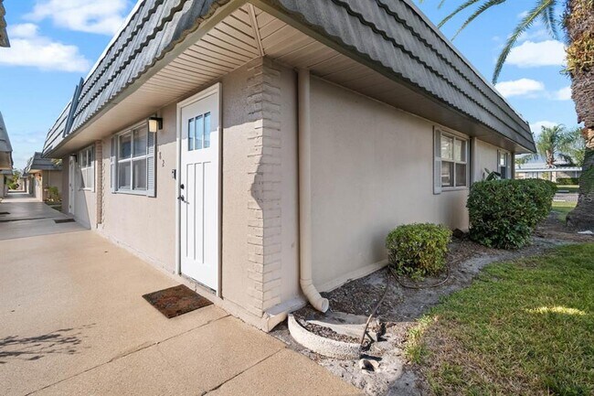 1802 Bedford Terrace in Sun City Center, FL - Building Photo - Building Photo