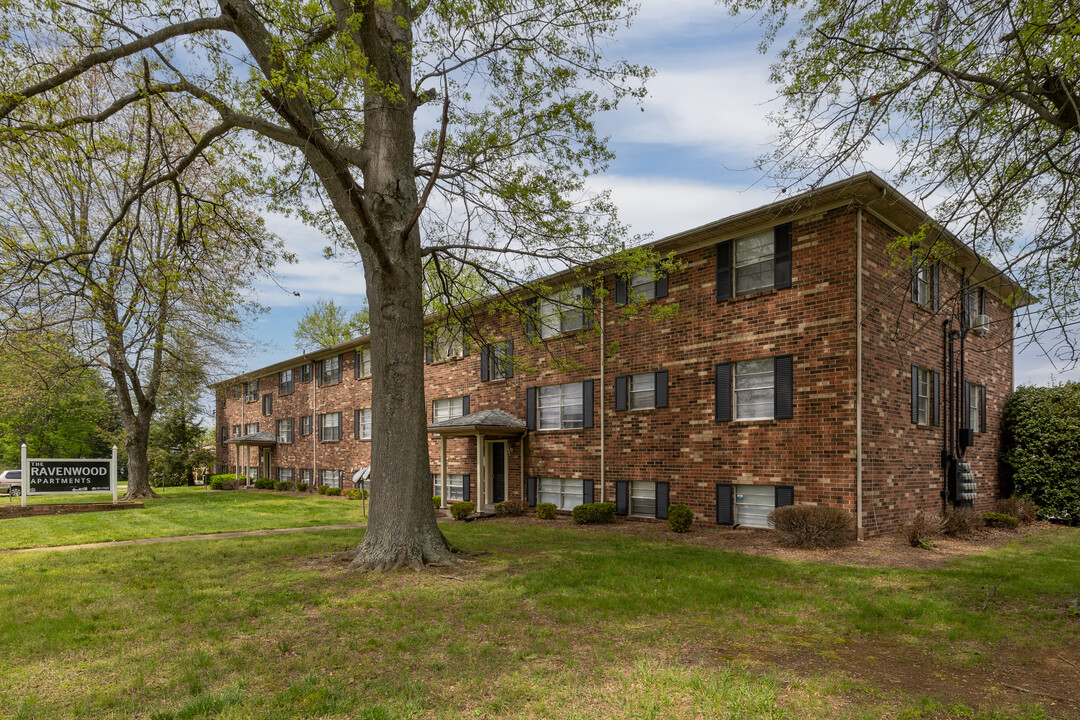 The Ravenwood Apartments in Louisville, KY - Building Photo