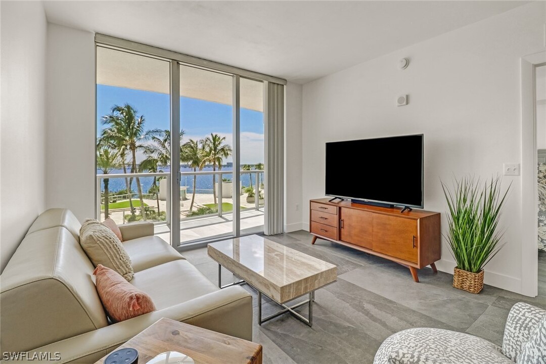 3000 Oasis Grand Blvd in Ft. Myers, FL - Foto de edificio