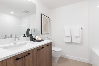 Wood & Water in Surrey, BC - Foto de edificio - Building Photo