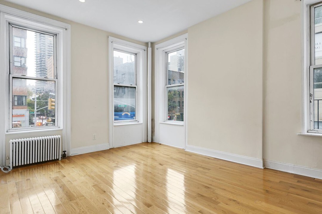 1158 2nd Ave in New York, NY - Building Photo