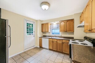 483 New York Ave, Unit 2 in Huntington, NY - Building Photo