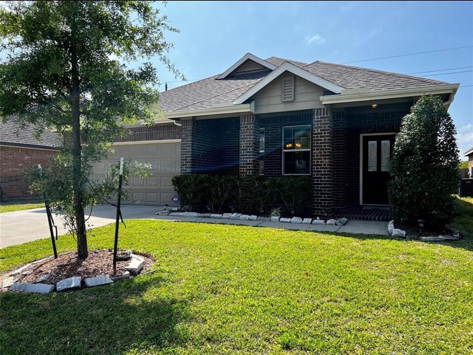 8327 Quiet Bay Dr in Baytown, TX - Building Photo