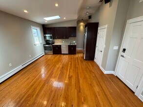 22 Ellington Rd, Unit 3 in Somerville, MA - Building Photo - Building Photo