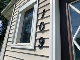 109 14th St S, Unit upper