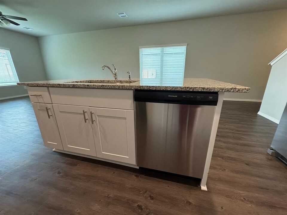 648 Levine Ct in Montgomery, TX - Building Photo