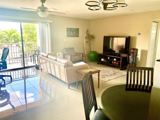17051 NE 35th Ave in Miami, FL - Building Photo - Building Photo