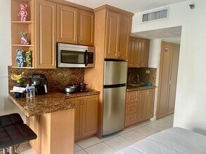19201 Collins Ave, Unit 432 in Sunny Isles Beach, FL - Building Photo - Building Photo