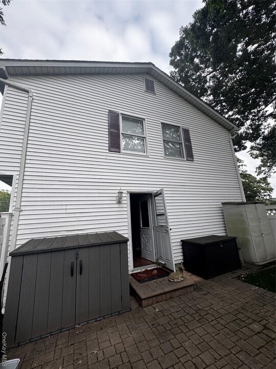 10 Lloyd St in Center Moriches, NY - Building Photo
