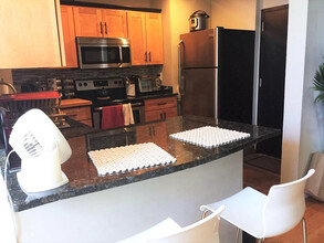 215 Maverick St, Unit 212-3 in Boston, MA - Building Photo - Building Photo