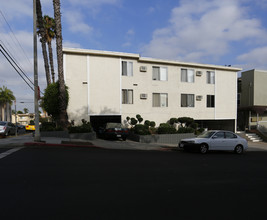 3555 San Marino St in Los Angeles, CA - Building Photo - Building Photo