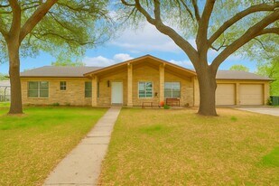 1010 Country Oaks Dr in Luling, TX - Building Photo