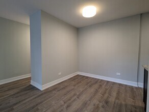 511 W Barry Ave, Unit #445-529 in Chicago, IL - Foto de edificio - Building Photo