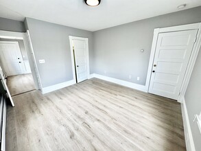 30 Spruce St, Unit 1 in Clinton, MA - Foto de edificio - Building Photo