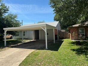 4906 Caranchua Reef Dr in Bacliff, TX - Building Photo - Building Photo