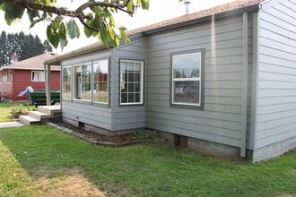 945 Fidalgo St in Sedro Woolley, WA - Building Photo - Building Photo