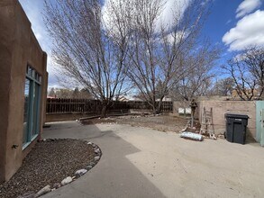 121 Roberts Ln in Taos, NM - Building Photo - Building Photo