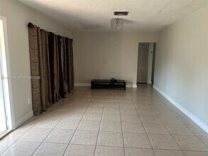 260 W 56th St in Hialeah, FL - Building Photo - Building Photo