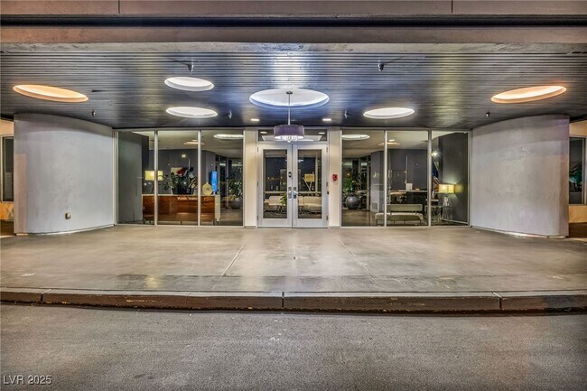 8925 W Flamingo Rd in Las Vegas, NV - Building Photo - Building Photo