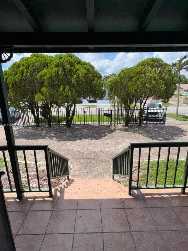 609 W 39th St in Hialeah, FL - Building Photo - Building Photo