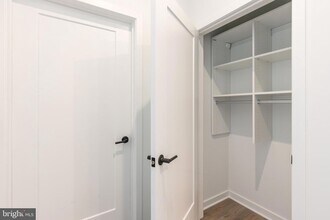 3120 W Jefferson St, Unit 402 in Philadelphia, PA - Building Photo - Building Photo