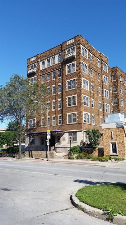 2324 W Wisconsin Avenue in Milwaukee, WI - Building Photo