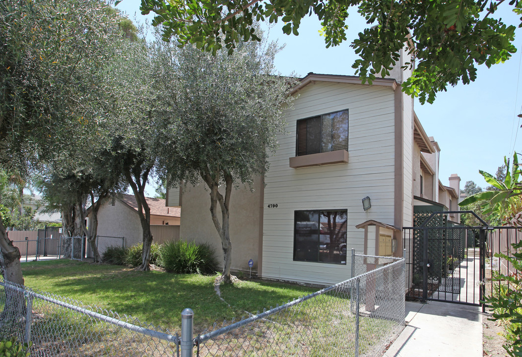 la Mesa Villa in La Mesa, CA - Foto de edificio