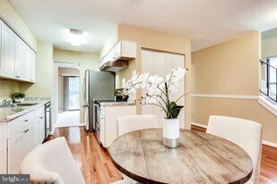 939 Barton Oaks Pl in Herndon, VA - Building Photo