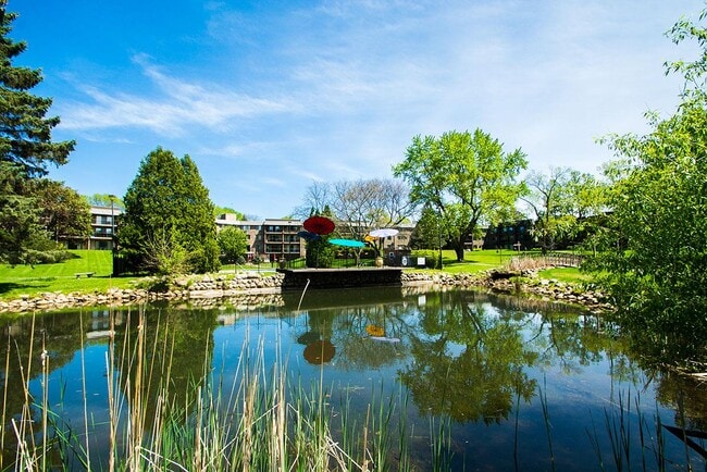 Edina Highland Villa in Edina, MN - Foto de edificio - Building Photo