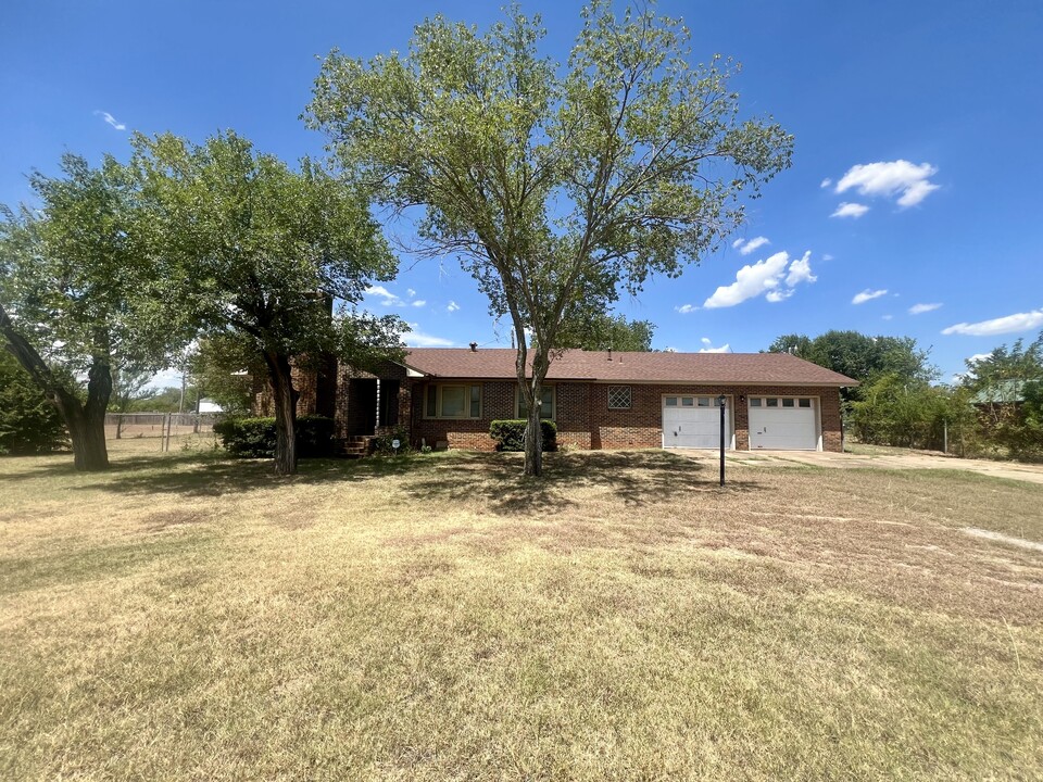 282186 Oliver Dr in Comanche, OK - Foto de edificio