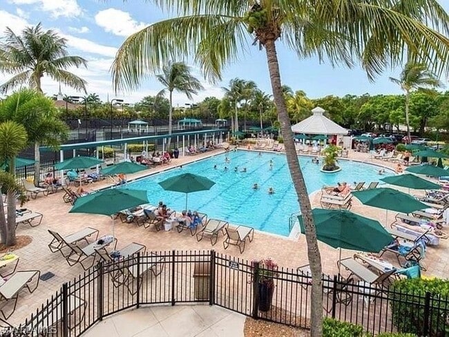 15071 Sterling Oaks Dr in Naples, FL - Foto de edificio - Building Photo