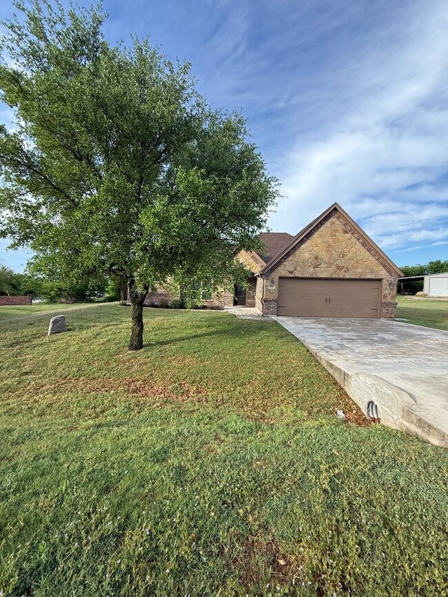 103 Sandstone Ln in Weatherford, TX - Building Photo - Building Photo