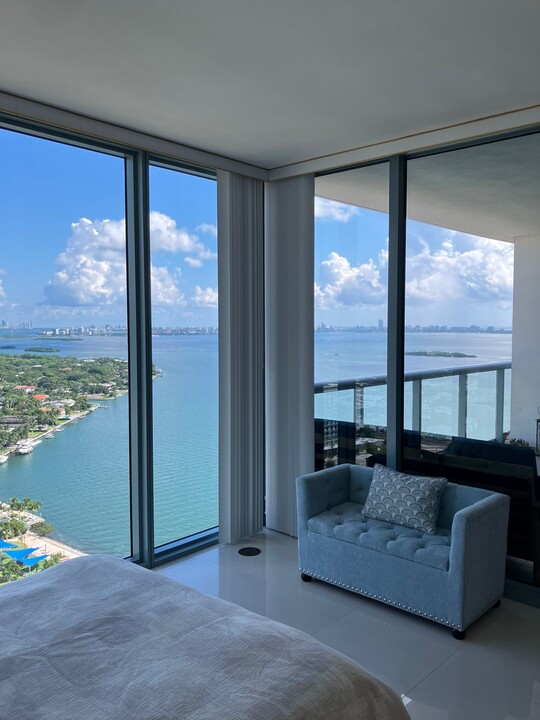 325 S Biscayne Blvd in Miami, FL - Building Photo