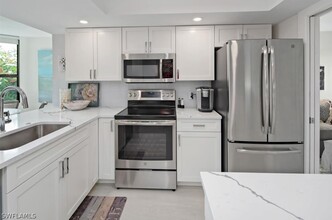 10562 Gulf Shore Dr in Naples, FL - Foto de edificio - Building Photo