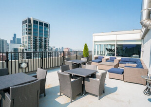 2 E Oak St in Chicago, IL - Foto de edificio - Building Photo