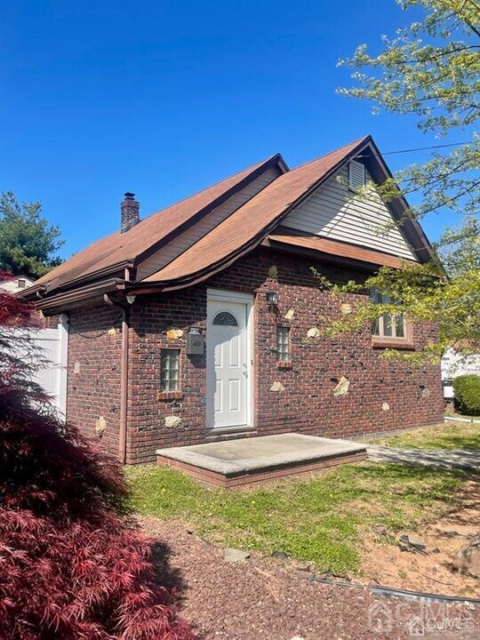 141 Woodbridge Ave in Sewaren, NJ - Building Photo