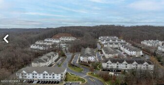 112 Regency Ct in Morganville, NJ - Building Photo