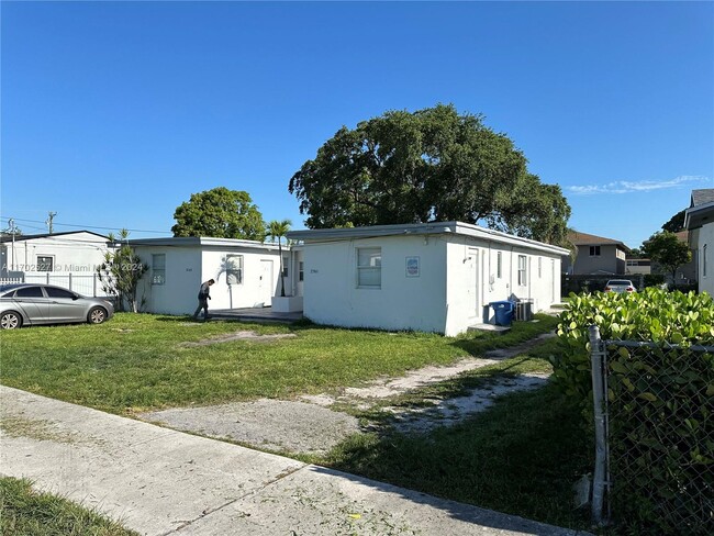 2765 NW 55th St in Miami, FL - Building Photo - Building Photo