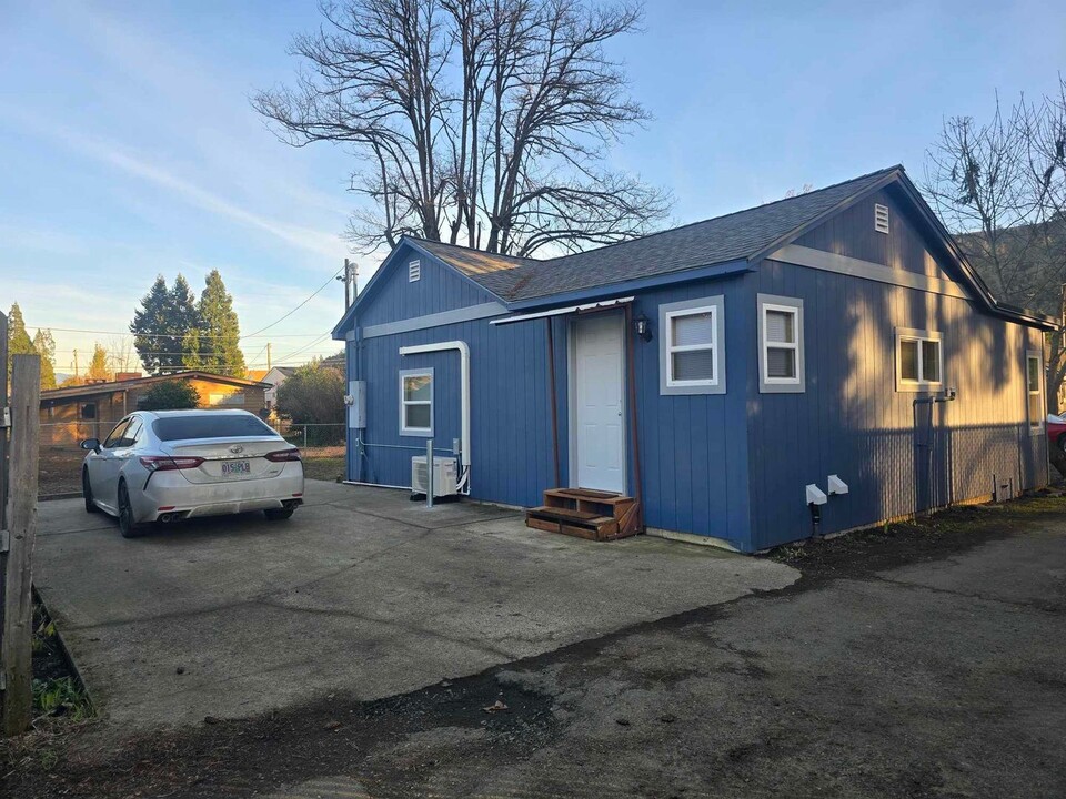 537 W Fir St in Roseburg, OR - Building Photo