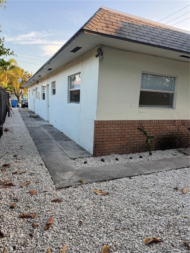 212 NE 41st St in Oakland Park, FL - Foto de edificio - Building Photo