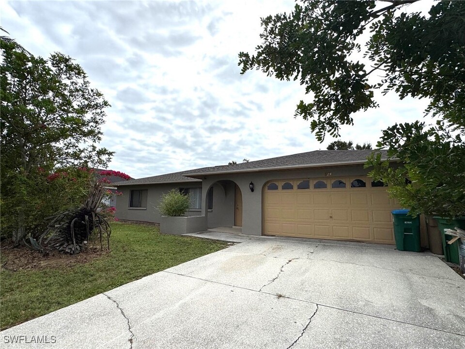 524 SW 25th Terrace in Cape Coral, FL - Foto de edificio