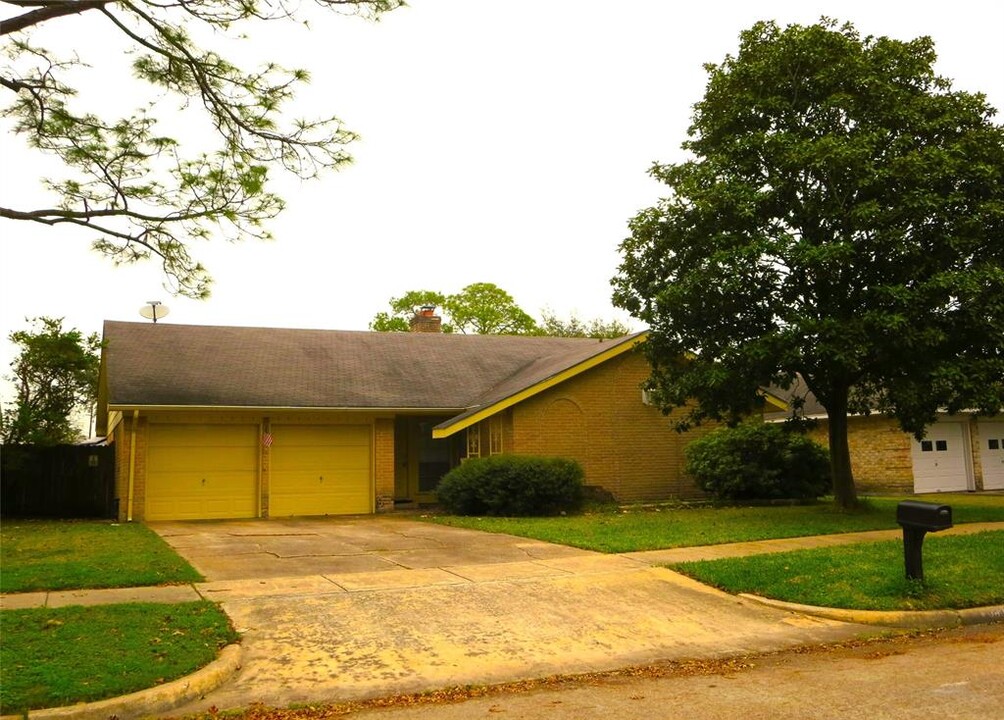 12910 Westleigh Dr in Houston, TX - Building Photo