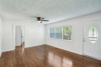 125 Chappell Rd SW in Atlanta, GA - Foto de edificio - Building Photo