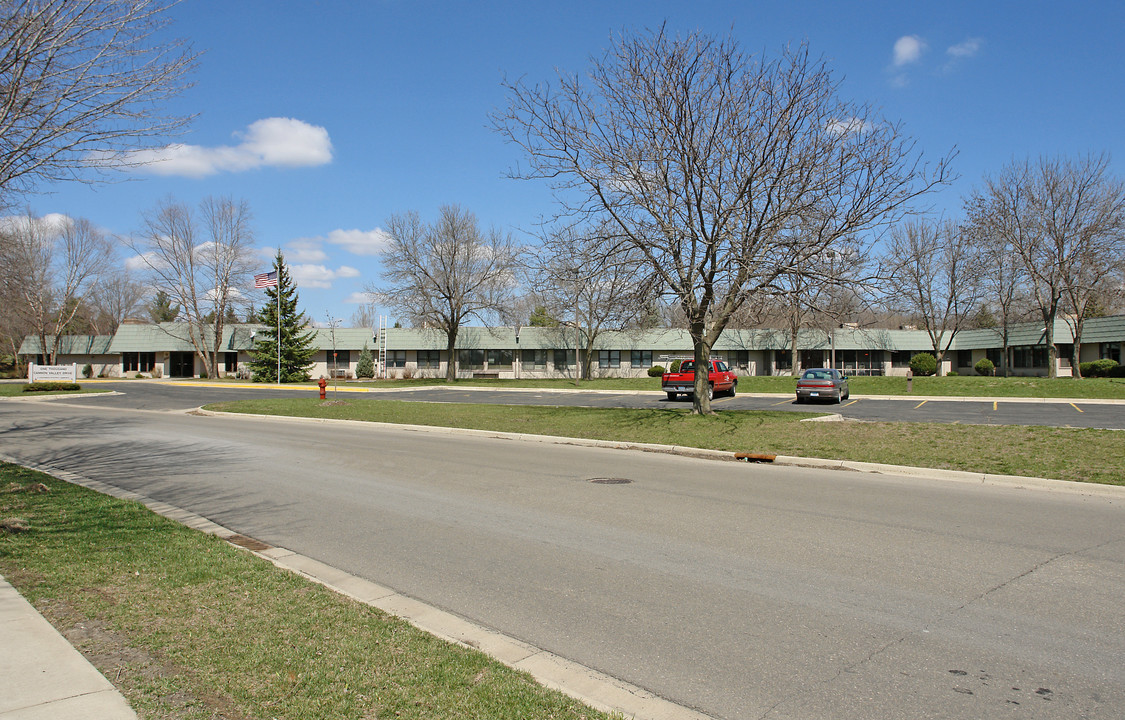 1000 Cannon Valley Dr in Northfield, MN - Building Photo