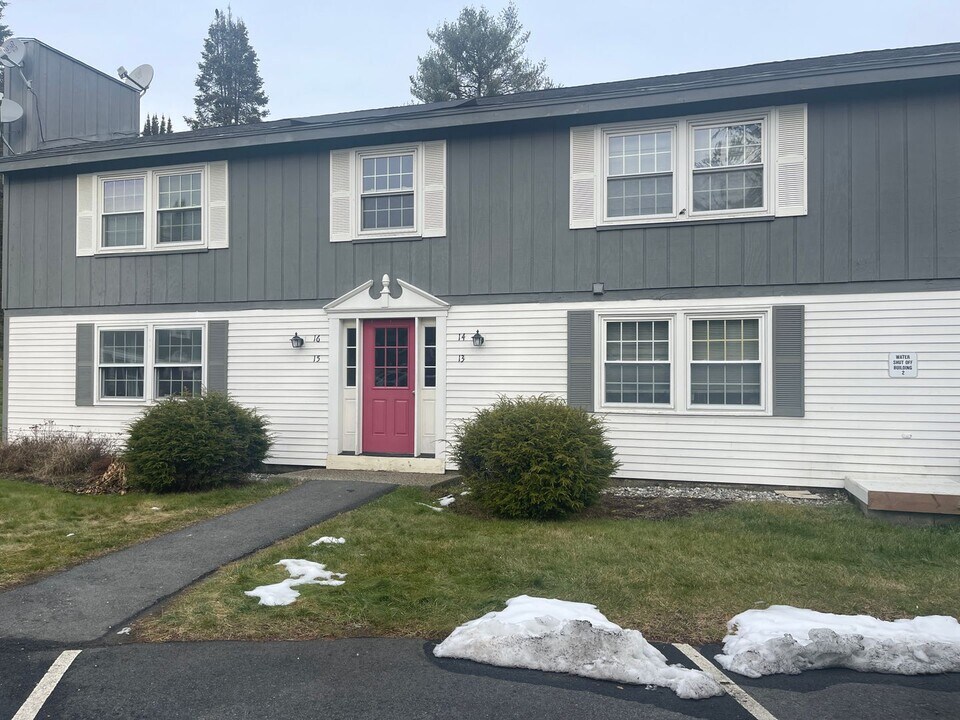 13 Candlelight Terrace in Hartford, VT - Building Photo